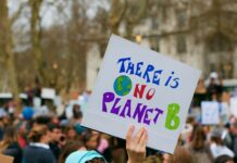 Jak awaryjnie otworzyć maskę samochodu?